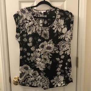 Cute short sleeved black and white floral top